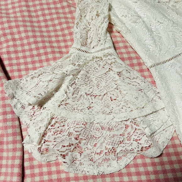 Lulu’s white lace romper size medium - Picture 7 of 8